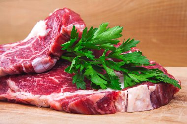  Ahşap arka planda taze çiğ biftek. Biftek.. 