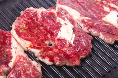 Izgarada taze çiğ biftek. Biftek..