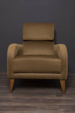 Oturma odasında bej bir kanepe..