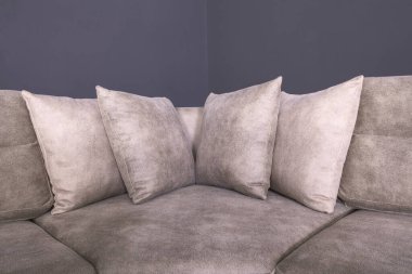 Oturma odasında bej bir kanepe..