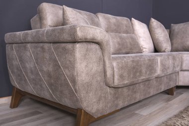 Oturma odasında bej bir kanepe..