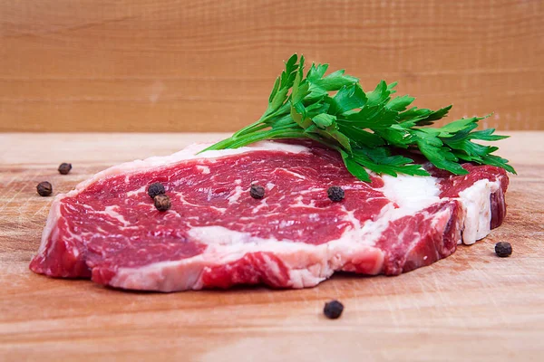 Bife Cru Fresco Fundo Madeira Carne Bovino Assada — Fotografia de Stock