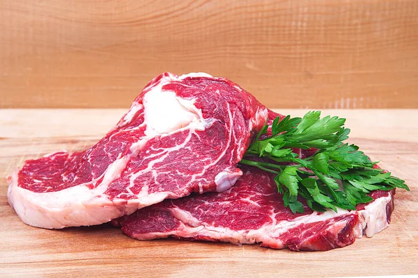 Bife Cru Fresco Fundo Madeira Carne Bovino Assada — Fotografia de Stock