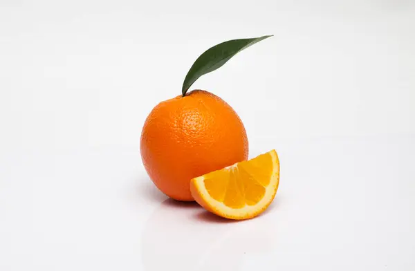 Laranja Sobre Fundo Branco — Fotografia de Stock