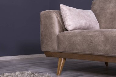 Oturma odasında bej bir kanepe..