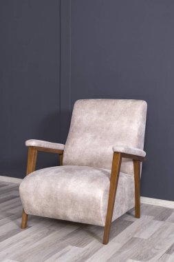 Oturma odasında bej bir kanepe..