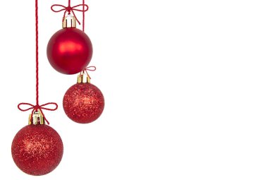 Beyaz arka planda izole edilmiş Noel süsleri. 