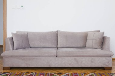 Gri kanepe oturma odasında..