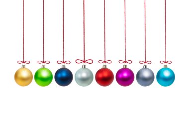 Beyaz arka planda izole edilmiş Noel süsleri. 