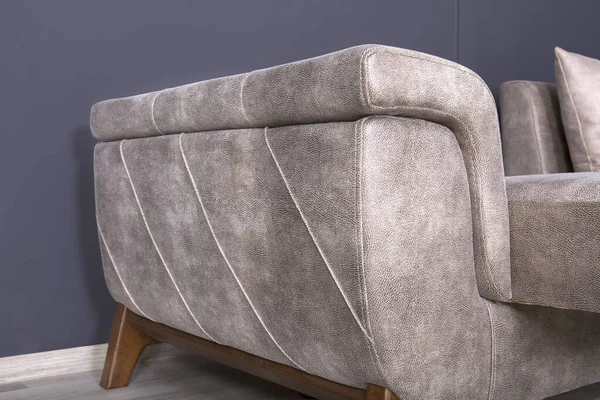 Gri kanepe oturma odasında..