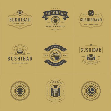 Suşi restoranının logoları ve rozetleri suşi somonlu Japon yemeklerini siluet vektör çizimine ayarlıyor.
