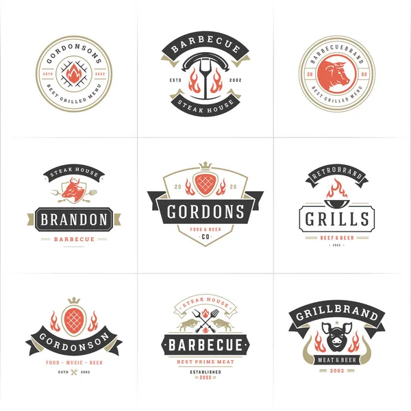 Logotipos de parrilla y barbacoa set vector ilustración steak house o restaurante menú insignias con siluetas de comida barbacoa — Vector de stock