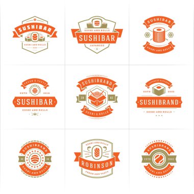 Suşi restoranının logoları ve rozetleri suşi somonlu Japon yemeklerini siluet vektör çizimine ayarlıyor.