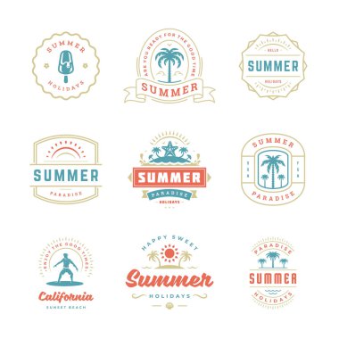 Yaz tatili etiketleri ve rozetleri retro tipografi tasarımı seti.