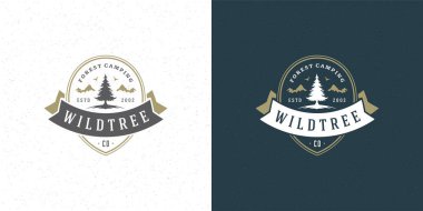 Orman kamp amblemi açık hava macera vektörü çizimi çam ağacı silueti