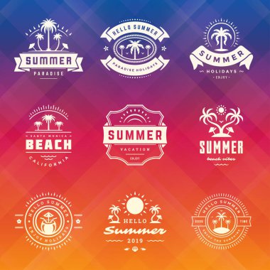 Yaz tatili etiketleri ve rozetleri retro tipografi tasarımı seti.