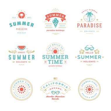 Yaz tatili etiketleri ve rozetleri retro tipografi tasarımı seti.