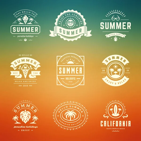 Sommerurlaub Etiketten und Abzeichen Retro-Typografie-Design-Set. — Stockvektor