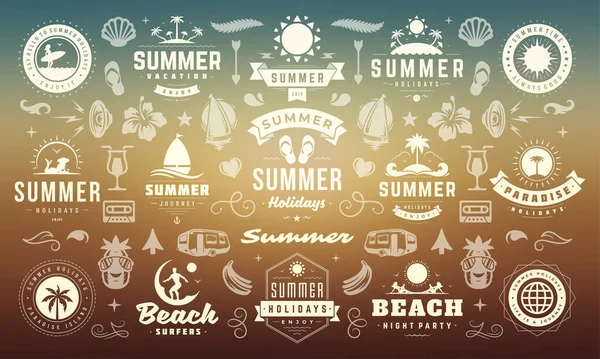 Diseño de etiquetas e insignias de verano set tipografía retro para carteles y camisetas — Archivo Imágenes Vectoriales