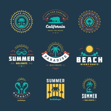 Yaz tatili etiketleri ve rozetleri retro tipografi tasarımı seti.