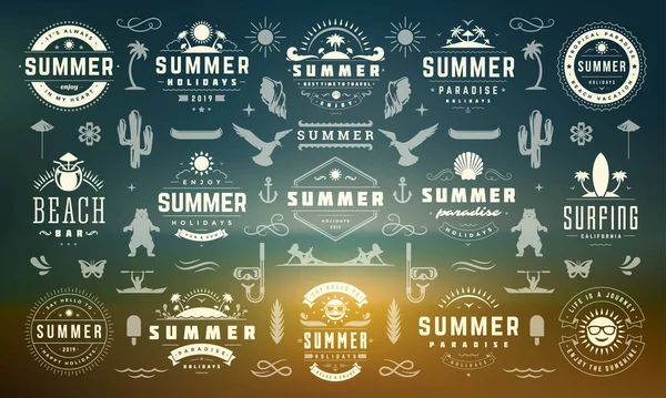 Sommerurlaub Etiketten und Abzeichen Design Set Retro-Typografie für Poster und T-Shirts. — Stockvektor