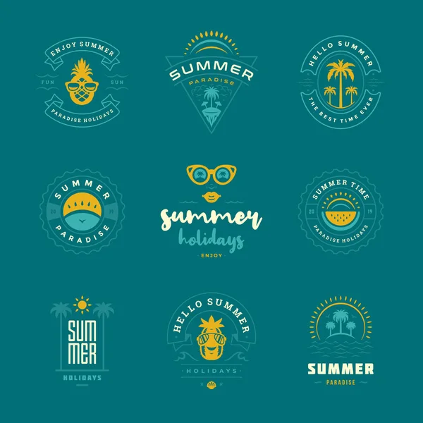 Etiquetas de vacaciones de verano e insignias conjunto de diseño retro — Archivo Imágenes Vectoriales