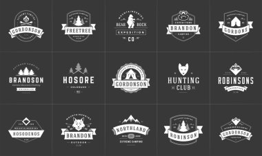 Kamp logoları ve rozetleri vektör tasarım ögeleri ve siluetleri ayarlanır