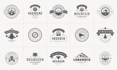 Kamp logoları ve rozetleri vektör tasarım ögeleri ve siluetleri ayarlanır