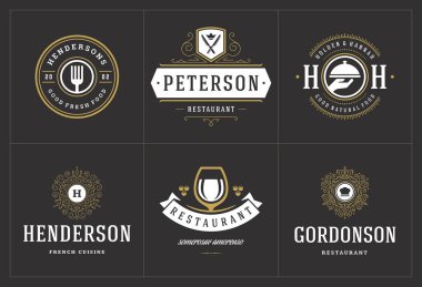 Restoran logoları menü etiketleri ve kafe rozetleri için vektör illüstrasyonunu ayarlar