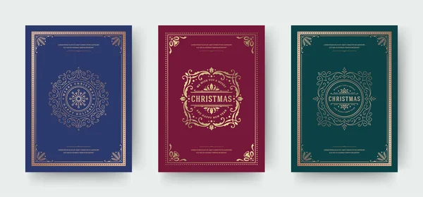 Tarjetas de felicitación navideñas diseño tipográfico vintage, adornos adornados símbolos con baya de acebo, deseos de vacaciones de invierno — Vector de stock