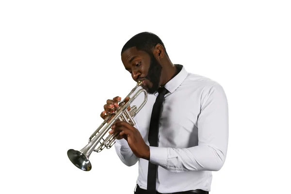 Darksinned müzisyen bir trompet. — Stok fotoğraf