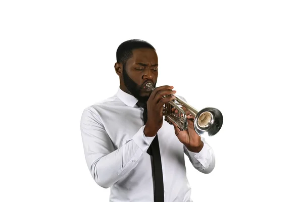 Profesyonel trompet çalıyor. — Stok fotoğraf