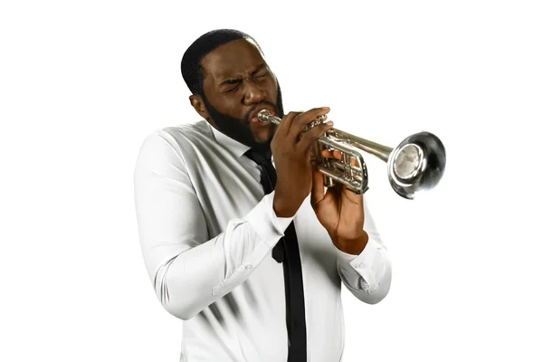 Yetenekli bir adam trompet çalıyor. — Stok fotoğraf