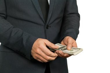 Koyu takım elbise ve temiz eller.