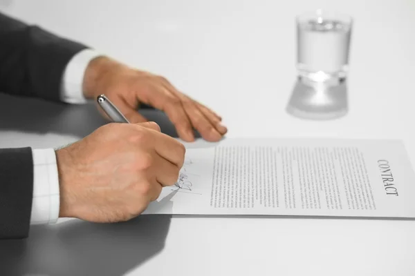 Boss puts his signature. — Stock Photo, Image