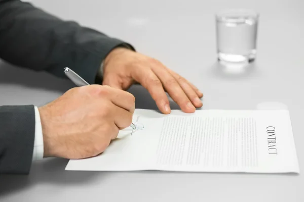 Jefe firma contrato . — Foto de Stock