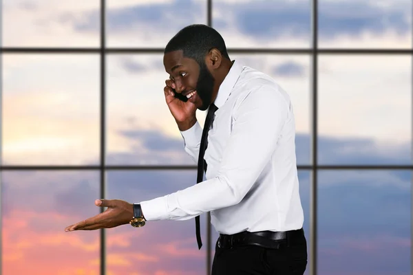 Uomo d'affari che parla al telefono sullo sfondo del tramonto — Foto Stock