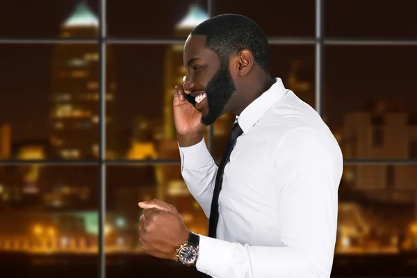 Homem de negócios feliz fala ao telefone à noite — Fotografia de Stock