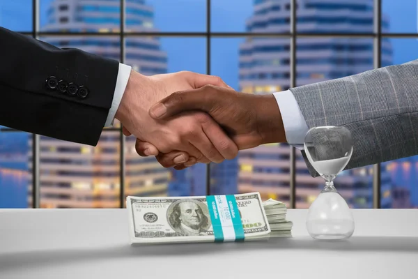 Handshake v business centru — Stock fotografie