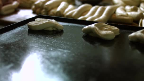 Broodjes bakken. Productie van desserts. — Stockvideo