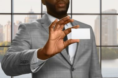 Kimliğini gösteren Afroamerican ofis çalışanı.