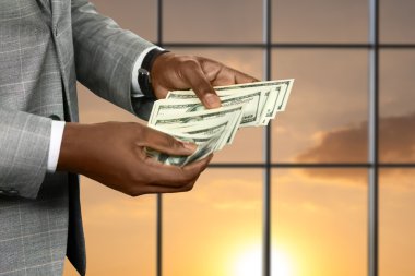 Siyah ofis çalışanı gelir sayar.