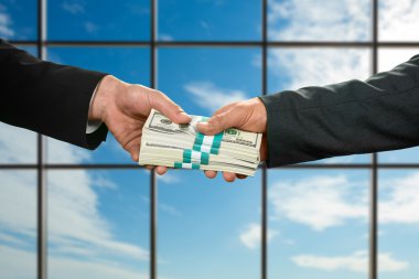 İşadamı büyük para alır.