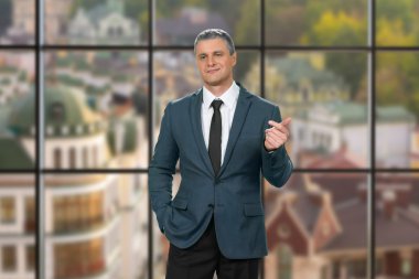 İşyerinde alaycı yetişkin işadamı.