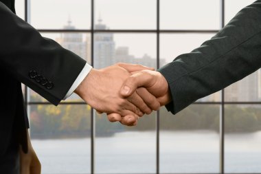 İş merkezi çalışanları el sıkışırken.