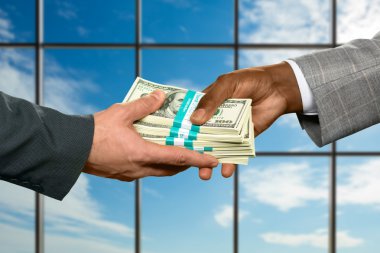 İşadamı borçlarını gündüz ödüyor.