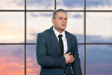 Adam ağır işyerinde stresli.