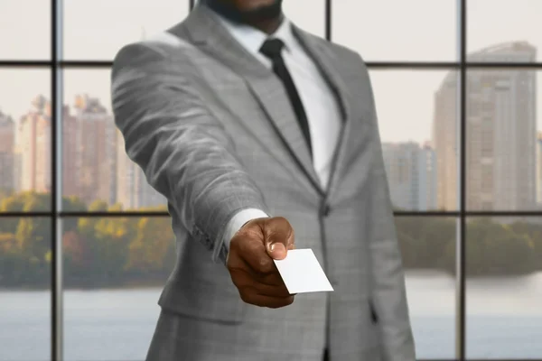 Homem de negócios de pele escura com cartão de visita . — Fotografia de Stock