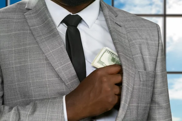 Чорний офісний працівник ховає готівку . — стокове фото