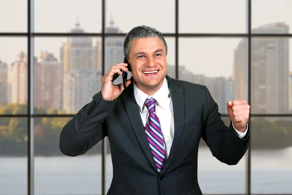 Chefe amigável na sede da empresa . — Fotografia de Stock